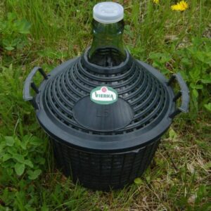 Glasballon im Kunststoffkorb