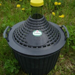 Glasballon im Kunststoffkorb