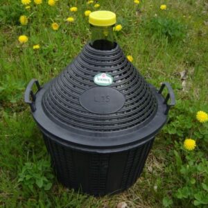 Glasballon im Kunststoffkorb