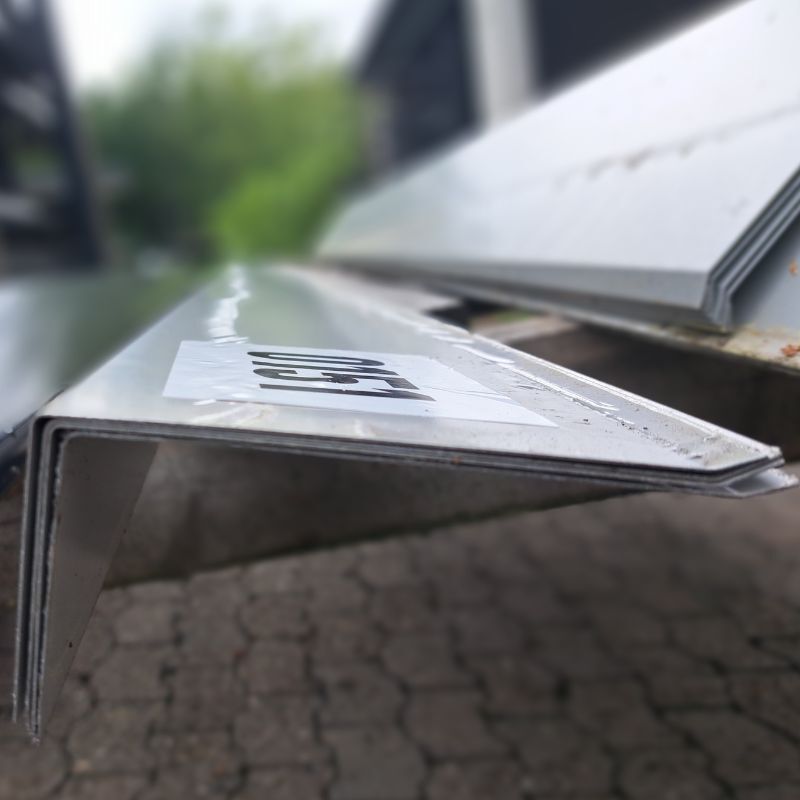 Pultabschluss | 2,80 m Länge | Weißaluminium ( RAL 9006 ) 1 Pultabschluss | 2,80 m Länge | Weißaluminium ( RAL 9006 )