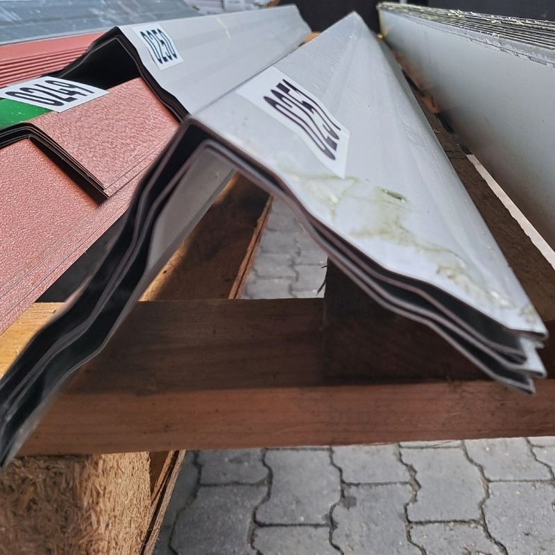 Ortgang | Aluminium | 2,00 m Länge | Weißaluminium ( RAL 9006 ) 1 Ortgang | Aluminium | 2,00 m Länge | Weißaluminium ( RAL 9006 )
