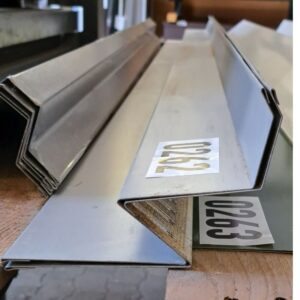 Wandanschluss | Selbstentlüftend | Aluminium | 2,00 m Länge | Weißaluminium ( RAL 9006 )