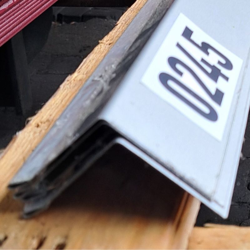 Traufenblech | 2,00 m Länge | Weißaluminium ( RAL 9006 ) 1 Traufenblech | 2,00 m Länge | Weißaluminium ( RAL 9006 )
